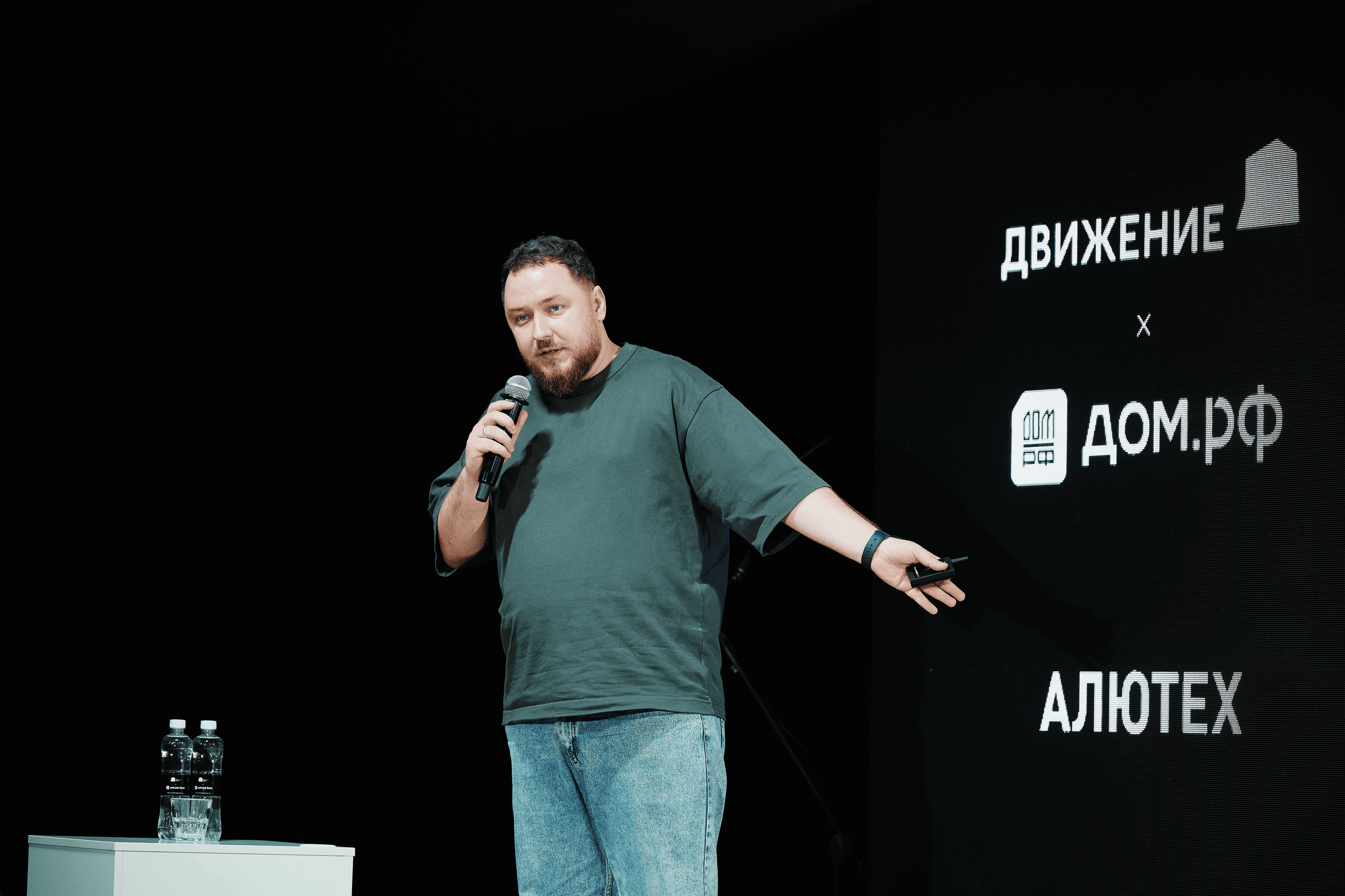 Риелторы у макета жилого комплекса
