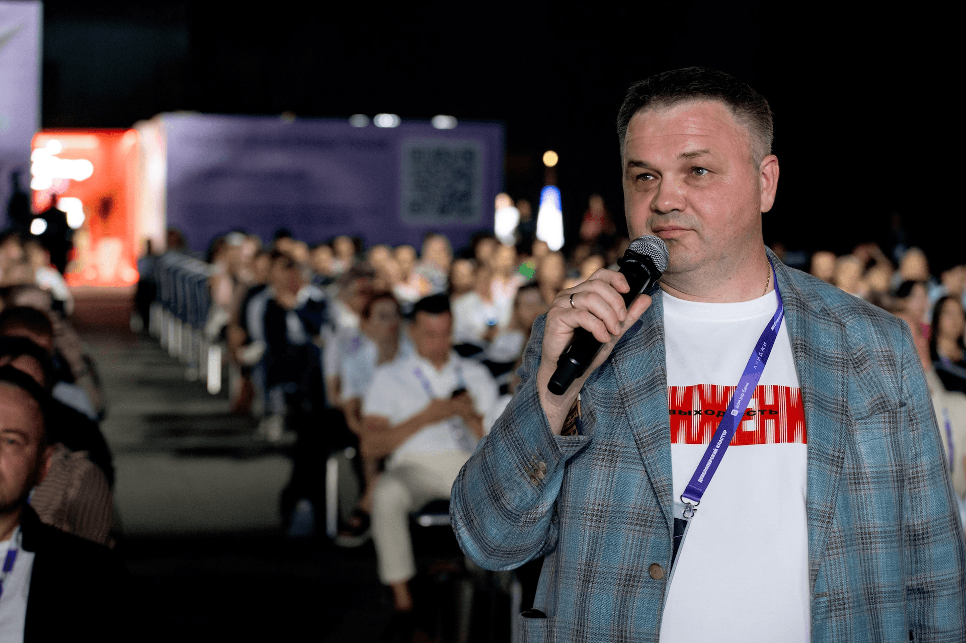 Риелторы у макета жилого комплекса