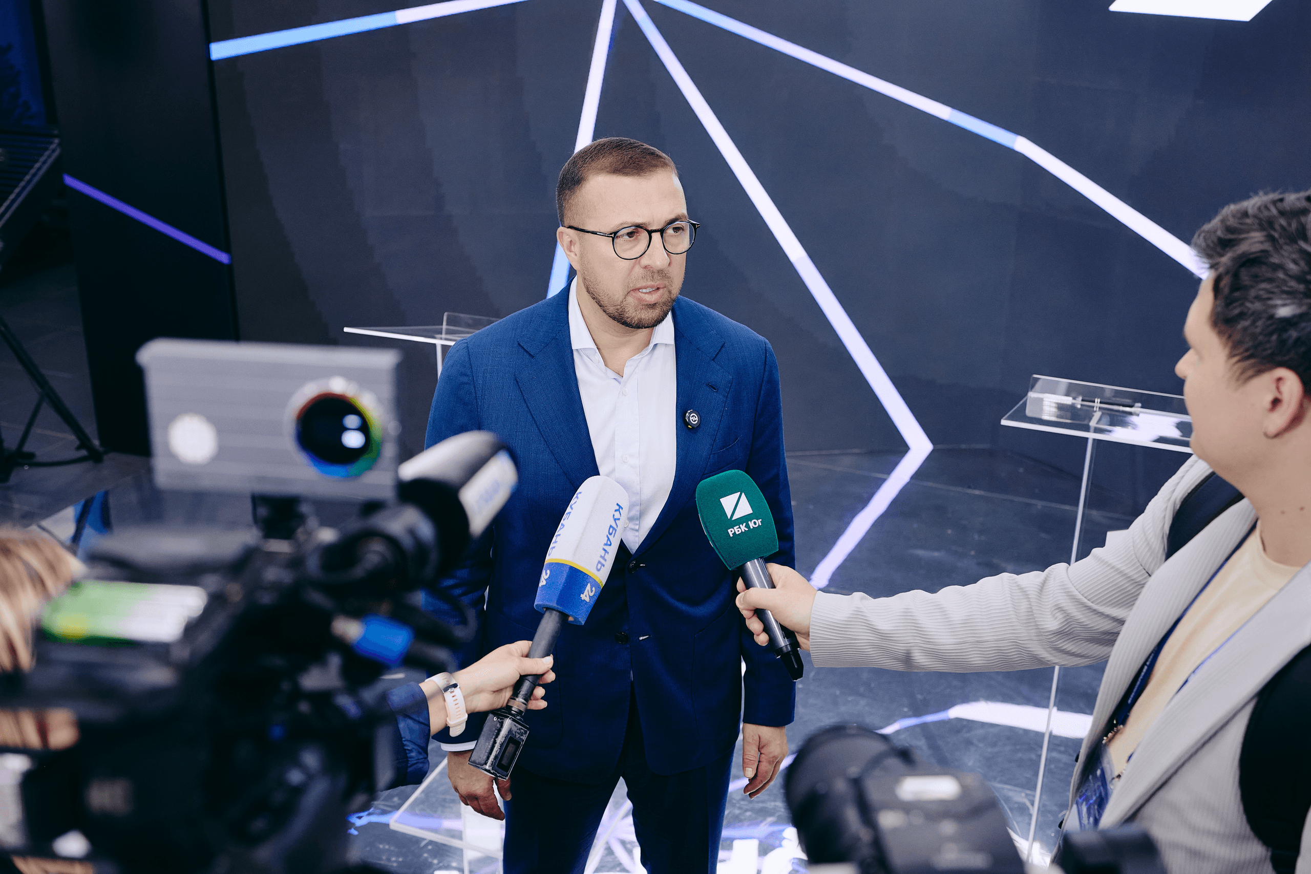 Зал выставки недвижимости