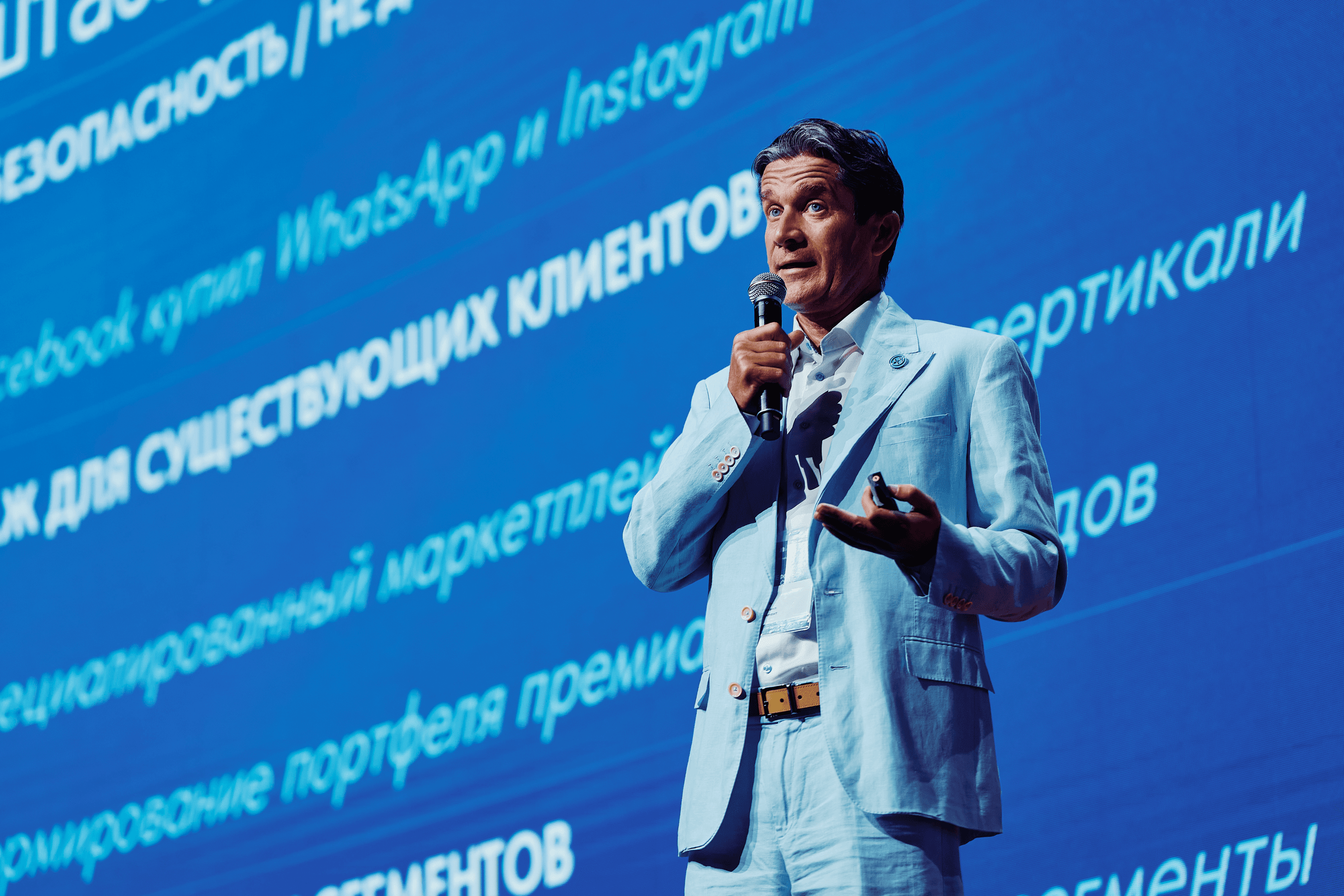 Участники у макета жилого комплекса