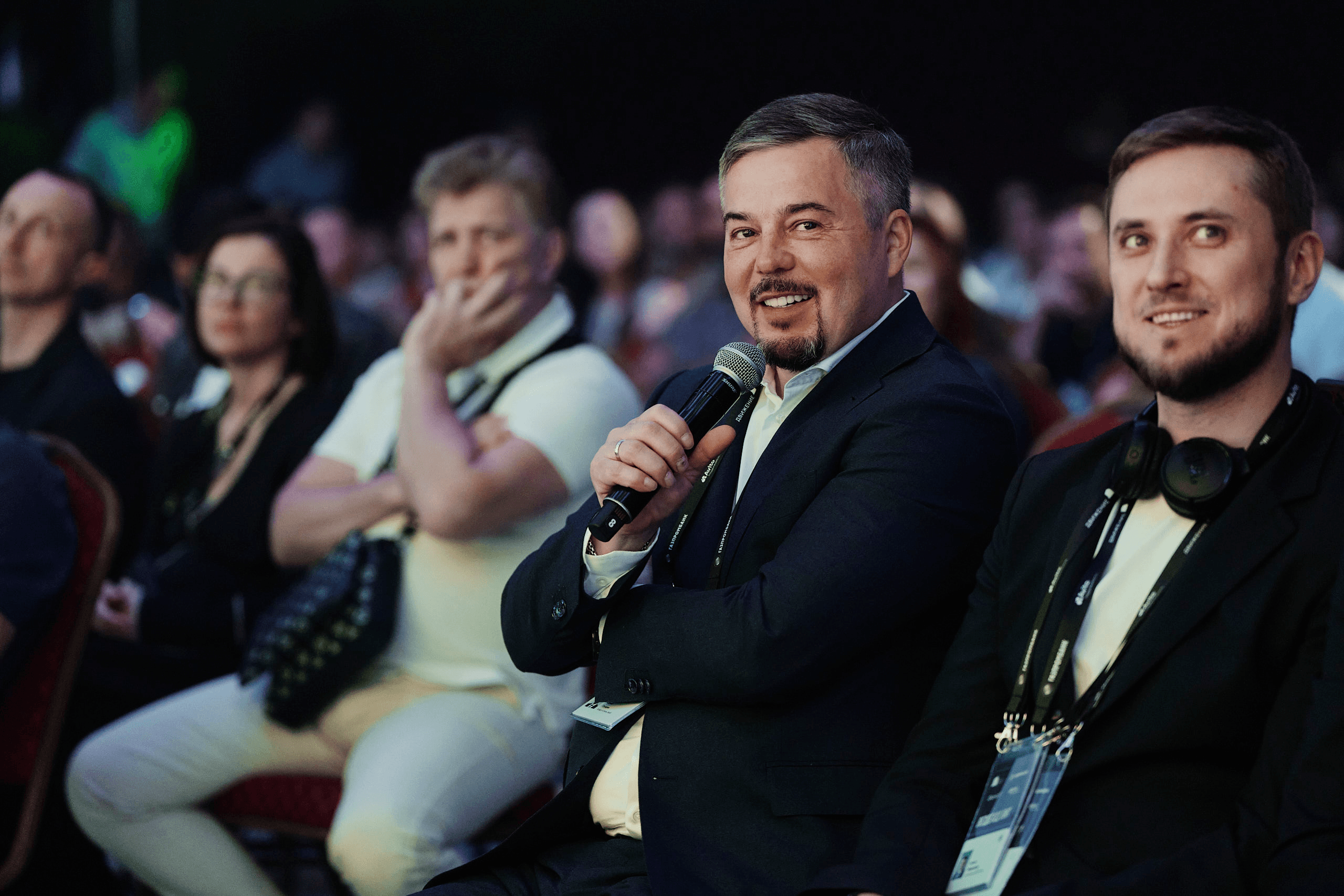 Участники у макета жилого комплекса